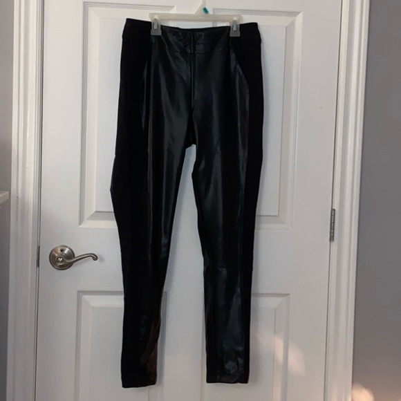 Black vegan leather leggings - Picture 1 of 3